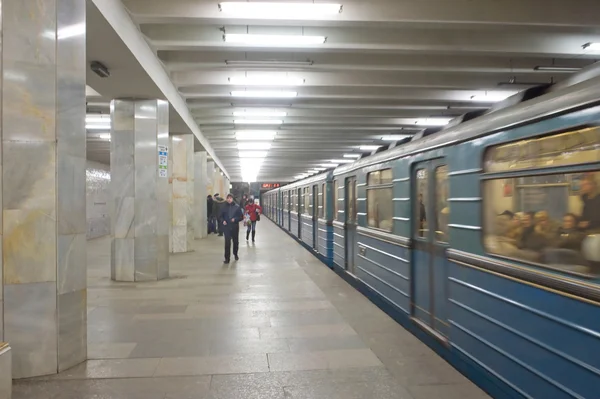 Stationen i Moskva tunnelbanestationen "Polezhaevskaya", ankomsten av ett tåg — Stockfoto