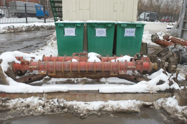 Yedek negotable aparatı milleri ve çöp konteynerler, erime noktası Moskova kar — Stok fotoğraf