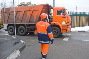 Çalışan Mosvodokanal kar kar erime noktası Moskova üzerinde kamyonla girişini izler