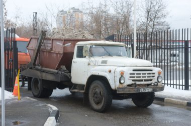 Eski beyaz kamyon kar erime noktası Moskova'da Zil sürücüler
