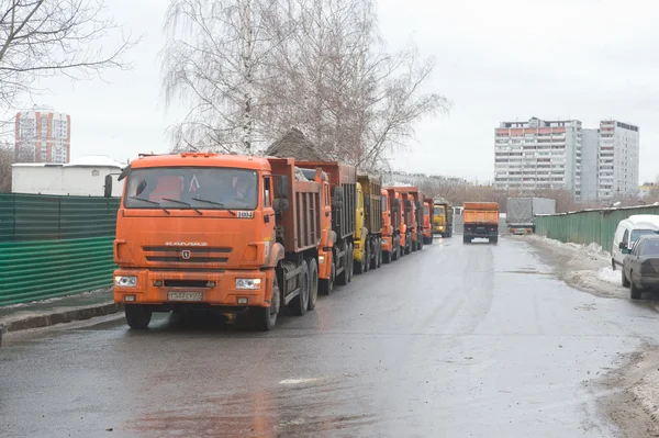 Alle LKWs auf vyasa im Schneeschmelzpunkt, Moskau — Stockfoto