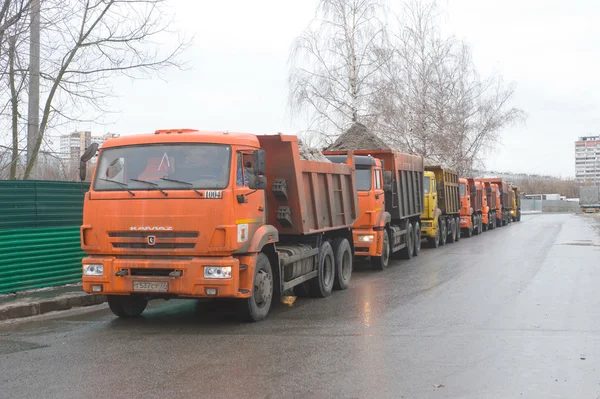 Všechny oranžové kamion u vchodu do sněhu tání bod Moskva — Stock fotografie