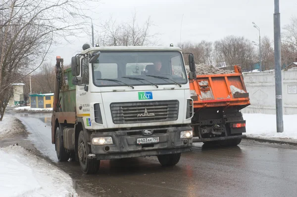 Weißer LKW aus dem Schneeschmelzpunkt, Moskau — Stockfoto