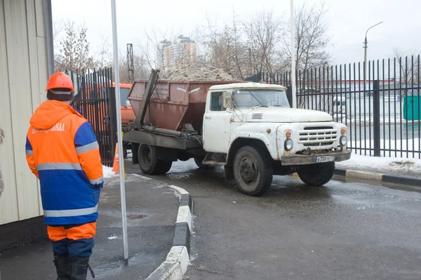 Moskova'da bir kar erime noktası kar ile eski beyaz kamyon Zil girer