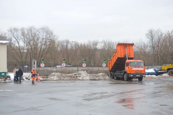 Descarregando neve no ponto de derretimento da neve, Moscou — Fotografia de Stock