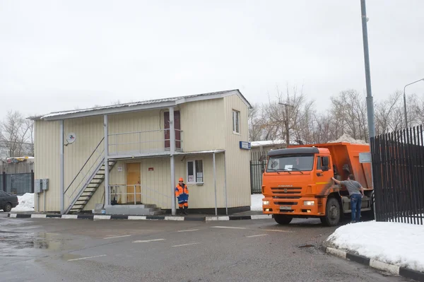 W budynku wysyłki śnieg punkt topnienia, Moskwa — Zdjęcie stockowe