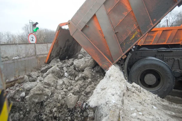 La descarga de nieve del cuerpo del camión por el punto de fusión de la nieve, Moscú —  Fotos de Stock