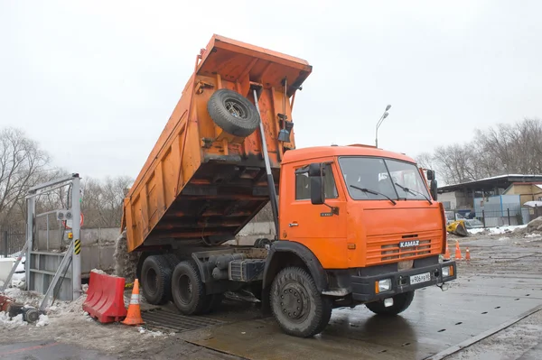 Pomarańczowy Wywrotka Kamaz - 65115 o negotable na punkcie topnienia śniegu, Moskwa — Zdjęcie stockowe