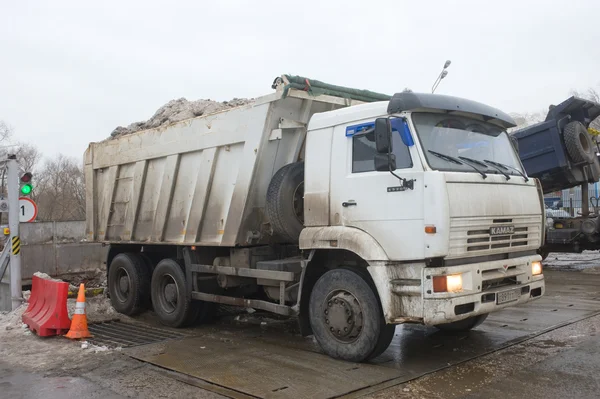 白いダンプ トラック Kamaz 雪融点、モスクワの negotable について — ストック写真