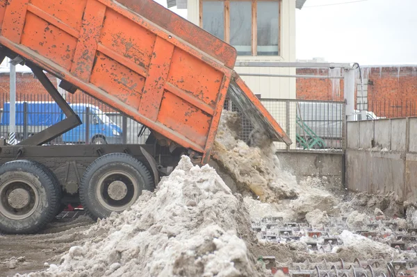 Descarga de la nieve sucia del cuerpo del camión en negotable en el punto de fusión de nieve, Moscú — Foto de Stock