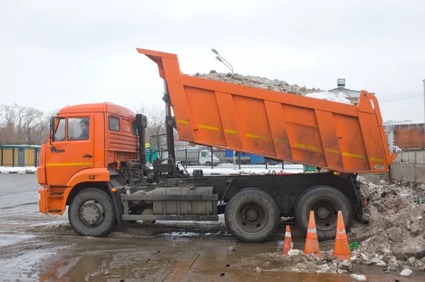La descarga de nieve del cuerpo del camión en negotable en el punto de fusión de nieve, Moscú —  Fotos de Stock