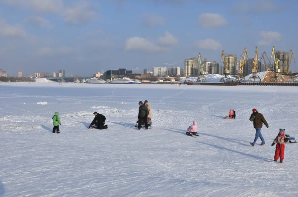 Personnes marchant sur la glace réservoir Khimki — Photo