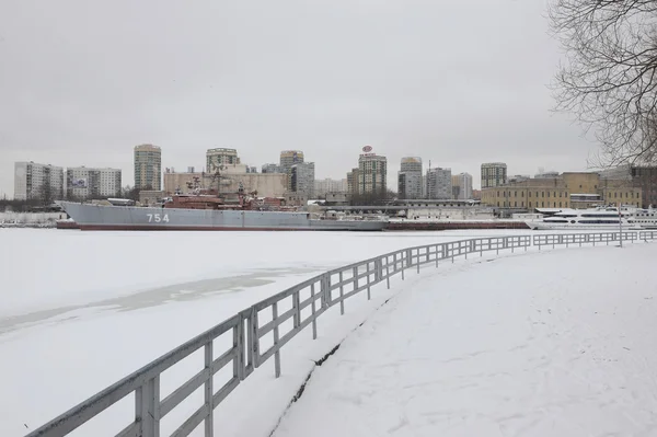 Hlídkový člun Tfr "Přátelské" na přehradě Khimki v zimě — Stock fotografie