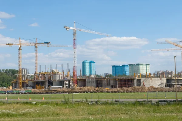 Tushino flugplatz im sommer, der blick der kräne auf den bau des stadions "spartak" — Stockfoto