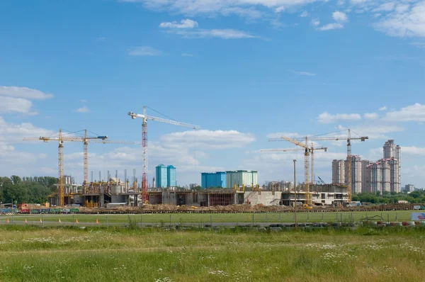 Tushino aeropole Sommer Blick auf die Kräne auf den Bau des Stadions "spartak" — Stockfoto