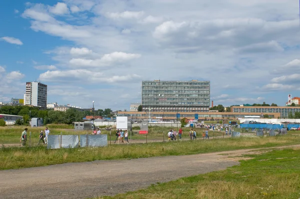 Flugplatz in der Mitte des Feldes auf der Autobahn von Wolokolamsk — Stockfoto