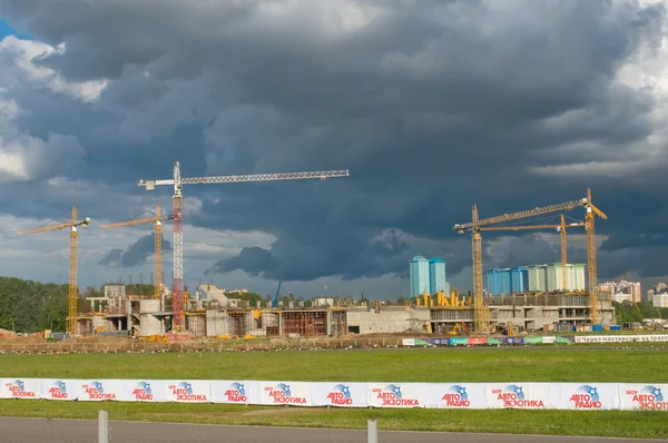 Terrain d'aviation Tushino, grues sur la construction du stade "Spartak", Moscou — Photo