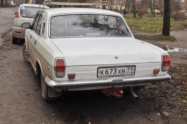 The old Soviet prestige car GAZ-24-10 "Volga", rear View — Stock Photo, Image