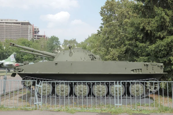 Sowjetischer leichter amphibischer Panzer pt-76 im Zentralmuseum der Streitkräfte, Moskau, Seitenansicht — Stockfoto