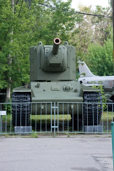 Soviet heavy tank KV-2 in the Central Museum of Armed forces, front view — Stock Photo, Image