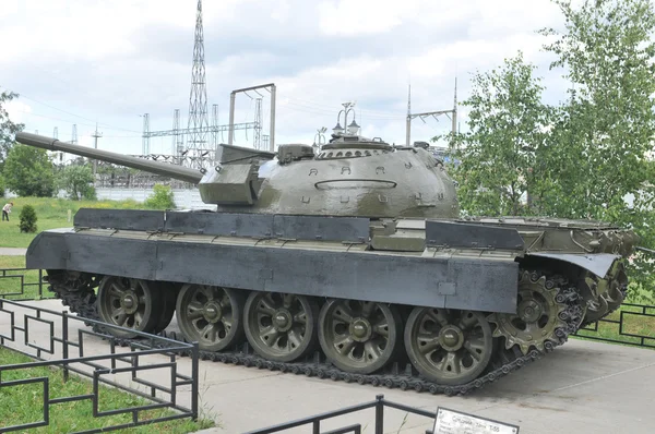 El monumento al tanque soviético T-55 modernizado en Khimki, plaza Scar Mary — Foto de Stock
