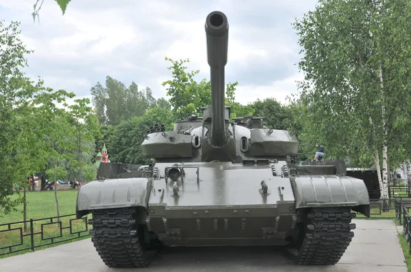 Пам'ятник до радянської танк T-55 модернізований в Химки, вид спереду — стокове фото