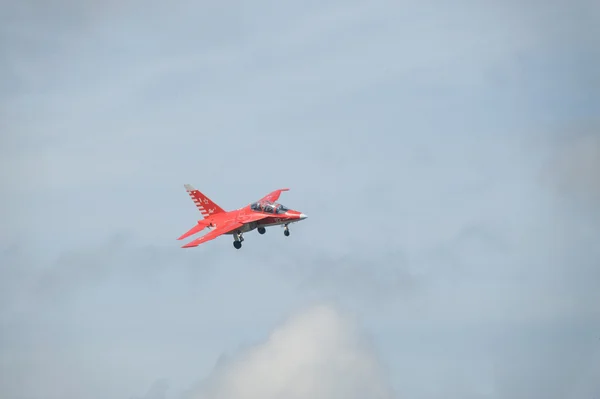 International aviation and space salon MAKS-2013, the flight of the red combat training aircraft Yak-130 — Stock Photo, Image