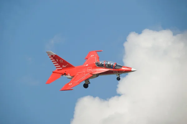 Salón Internacional de Aviación y Espacio MAKS-2013. Vuelo del avión de entrenamiento de combate rojo Yak-130 con el engranaje — Foto de Stock