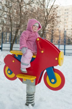 Kışın çocuk parkında pembe bir koyun postunda bir buçuk yıl..