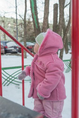Bir ve yarım bir kızdan uzak, tepede duran döndü. Kış.
