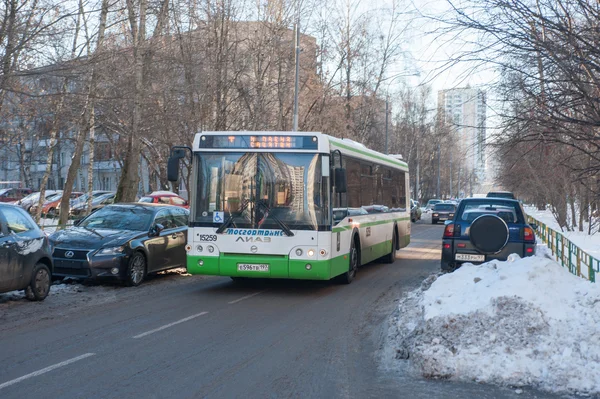 Autobusy Liaz-5292 "przekazując wąską uliczkę wypełnione samochody — Zdjęcie stockowe