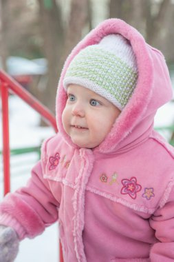 Bir ve bir buçuk yıl yaşlı kız ilgileniyor gülümseyen, kış