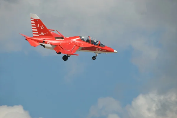 Internationaler Luft- und Raumfahrtsalon MAKS-2013. Flug des neuen russischen Kampfflugzeugs Yak-130 — Stockfoto