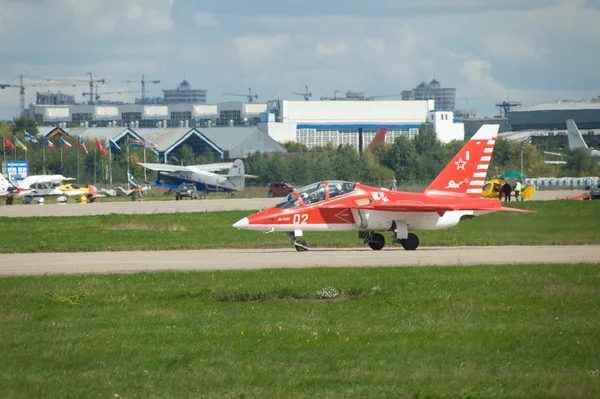 Salón Internacional de Aviación y Espacio MAKS-2013. Aterrizaje en la pista del nuevo avión de entrenamiento de combate ruso Yak-130 — Foto de Stock