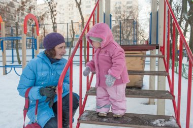 Bir ve yarım bir yaşındaki kız ve annesi üzerinde kış bahçesi