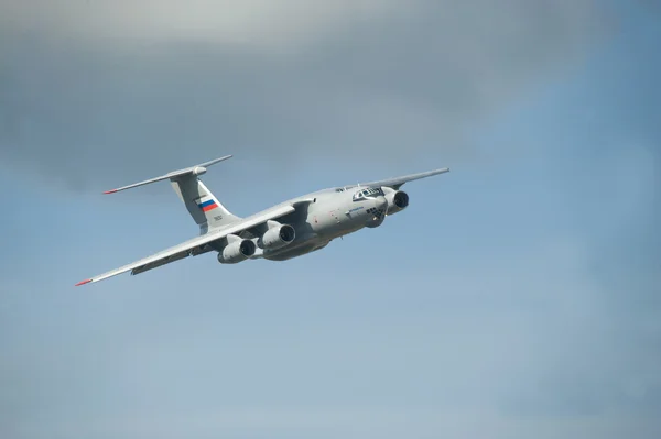 Salón Internacional de Aviación y Espacio MAKS-2013. El alcance de la aeronave Ilyushin Il-76MD-90A sobre un fondo de nubes — Foto de Stock