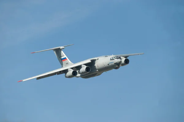 International aviation and space salon MAKS-2013. The flight of the new Ilyushin Il-76MD-90A in the sky — Stock Photo, Image