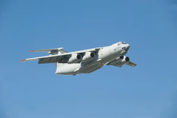 Salón Internacional de Aviación y Espacio MAKS-2013. El paso del nuevo avión de transporte militar Il-76MD-90A en el cielo — Foto de Stock