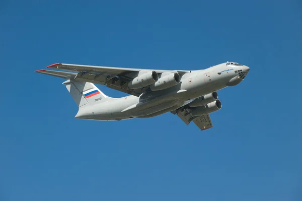 Salão internacional de aviação e espaço MAKS-2013. O voo das aeronaves de transporte militar Il-76MD-90A no céu — Fotografia de Stock