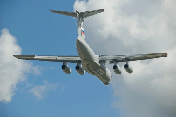 Salón Internacional de Aviación y Espacio MAKS-2013. Vuelo del nuevo motor ruso Ilyushin-76MD-90A sobre un fondo de nubes —  Fotos de Stock