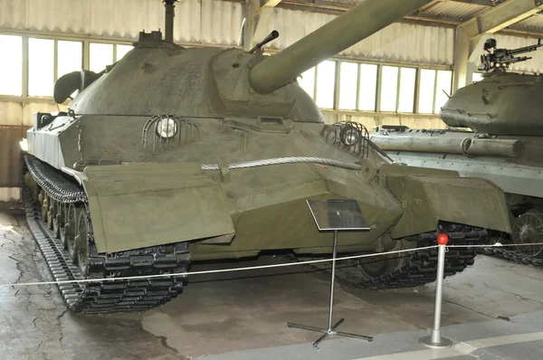 Опытный тяжелый танк ИС-7 (Иосиф Сталин-7) в Музее бронетехники, Кубинка, вид спереди — стоковое фото