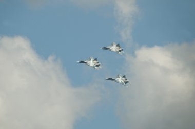 Uluslararası Havacılık ve uzay salon Maks-2013. Beşinci nesil Pak Fa T-50 üç yeni çok amaçlı savaşçıların grup uçuş