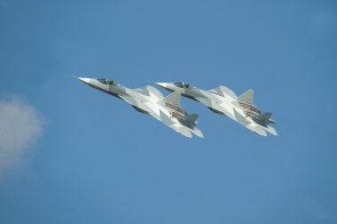 Uluslararası Havacılık ve uzay salon Maks-2013. Yeni multi-istrebitelya beşinci nesil Pak Fa, T-50 grup uçuş