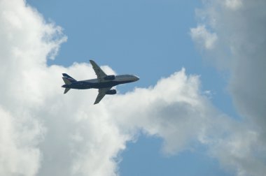 Uluslararası Havacılık ve uzay salon Maks-2013, bulutlar bir arka plan üzerinde yeni bir Rus yolcu uçağı Sukhoi Superjet 100 uçağı