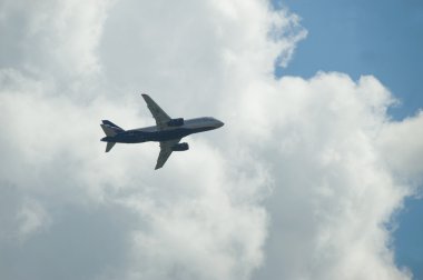 Uluslararası Havacılık ve uzay salon Maks-2013, bulutlar bir arka plan üzerinde yeni bir Rus yolcu uçağı Sukhoi Superjet 100 uçağı