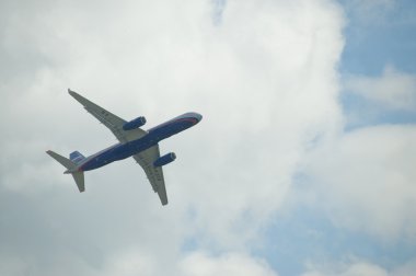 Uluslararası havacılık ve uzay salonu Maks-2013, yeni Rus uçağı Tupolev Tu-204on uçuş bulutların arka plan karşı 