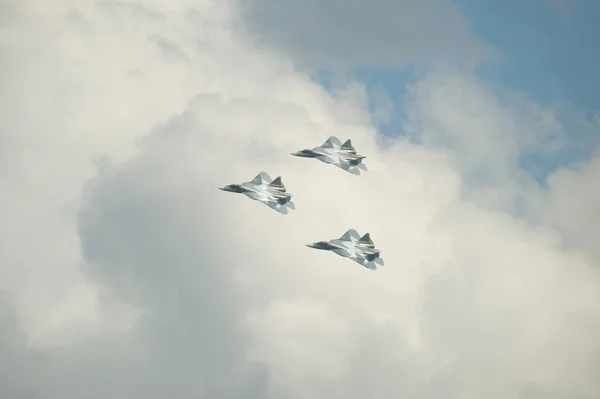 Uluslararası Havacılık ve uzay salon Maks-2013. Beşinci nesil Pak Fa, T-50 üç yeni çok amaçlı savaşçıların grup uçuş — Stok fotoğraf