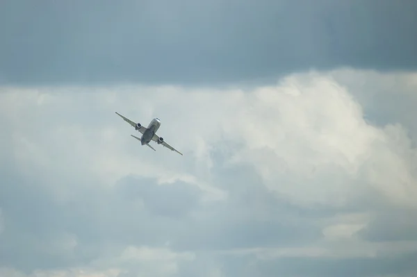 Salonul internațional de aviație și spațiu MAKS-2013, zborul unei noi aeronave rusești de pasageri Sukhoi Superjet 100 — Fotografie, imagine de stoc