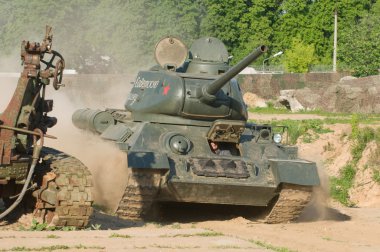 Tarihsel Sovyet Tank T-34-85 harekete geçti