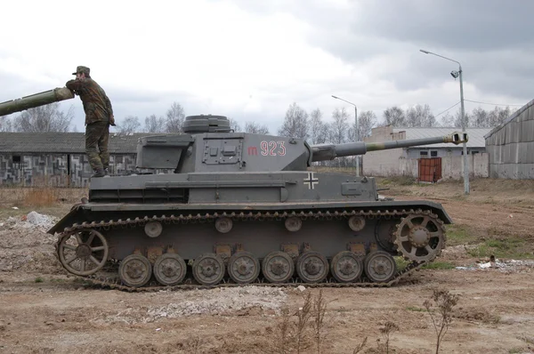 German tank PzKpfw IV with the crew on the polygon Kubinka — Stock Photo, Image